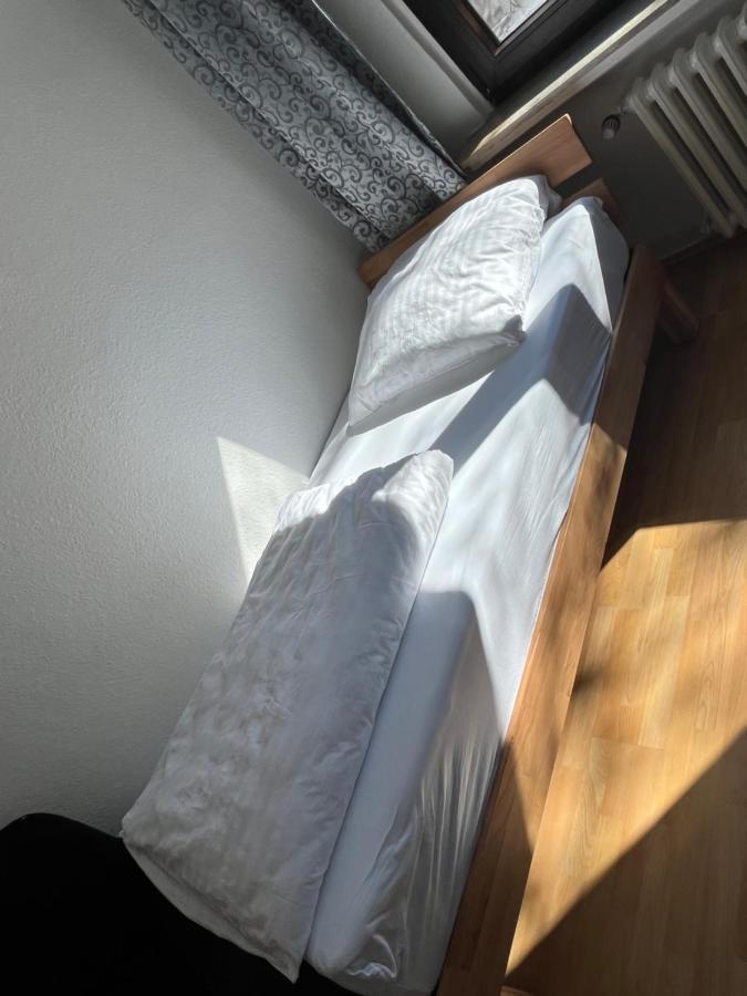 Zimmer Fuer Monteure, Handwerker Oder Reisende Essen Exterior foto